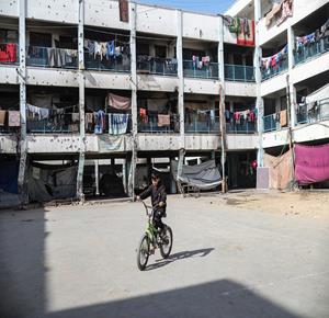 نازحون يعيشون في ظروف معيشية صعبة داخل مدرسة تابعة لوكالة الأونروا في حي تل الهوى بمدينة غزة